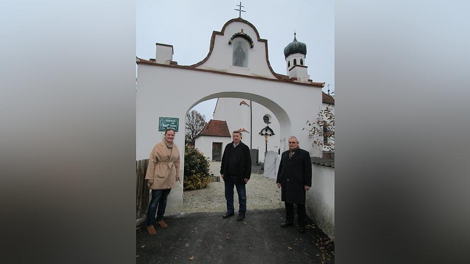 Erasmus von Fürstenberg, der seinen 85. Geburtstag feierte, traf sich in Pfettrach auf geschichtsträchtigen Boden, am Torbogen zur St.-Othmar-Kirche, mit Heimatforscher Hans Seidl und Kirchenpflegerin Susanne Frank.