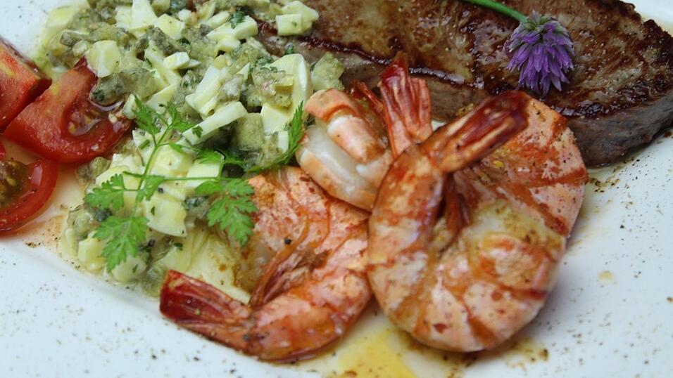 Jetzt wird es 'griabig': ein üppig gefüllter Teller mit Kostbarkeiten - darüber als i-Tüpfelchen eine gute französische Soße. Nämlich die Sauce gribiche - sie passt perfekt zu Steak und Scampi.