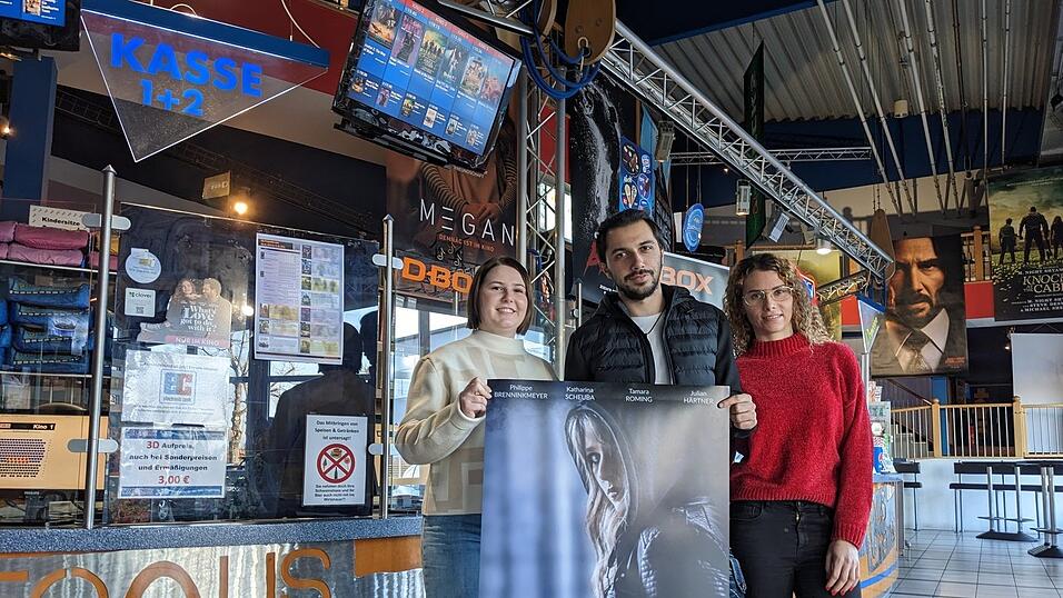 Nichts für schwache Nerven: Einen Vorgeschmack auf 'The Dark Girl' gibt das Kinoplakat, das Julia Klingler (l.) für das Plattlinger Filmteam um Enrico Saller und seine Lebensgefährtin Marina Hoeft gestaltet hat.