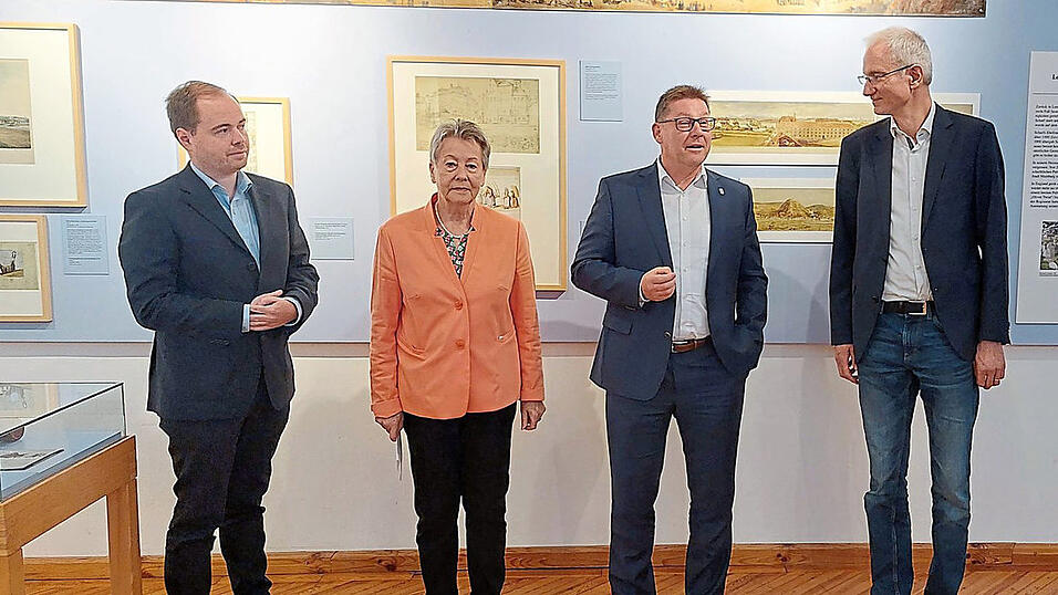 Offizielle Einf&uuml;hrung des neuen Museumsleiters: Unser Bild zeigt v.l. Verwaltungsleiter Karl Raster, Renate Buchberger, Andreas K&uuml;hne und B&uuml;rgermeister Helmut Fichtner.