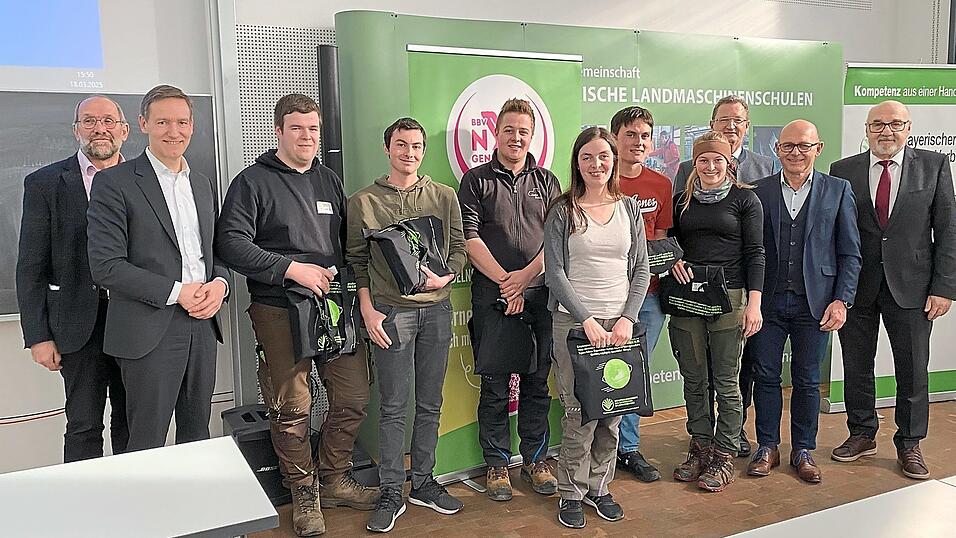 In der Leistungsgruppe L2 krallten sich Lukas Schnell (3. v.l.) und Bernhard Ostner (4. v.l.) Platz zwei hinter dem Siegerteam Maximilian Stadler/Veronika Mauerer (5. und 6. v.l.). Für Christian Schosser (7. v.l.) und Lorena Wimmer (8. v.l.) sprang immerhin der dritte Rang heraus. In der Leistungsgruppe L2 krallten sich Lukas Schnell (3. v.l.) und Bernhard Ostner (4. v.l.) Platz zwei hinter dem Siegerteam Maximilian Stadler/Veronika Mauerer (5. und 6. v.l.). Für Christian Schosser (7. v.l.) und Lorena Wimmer (8. v.l.) sprang immerhin der dritte Rang heraus.