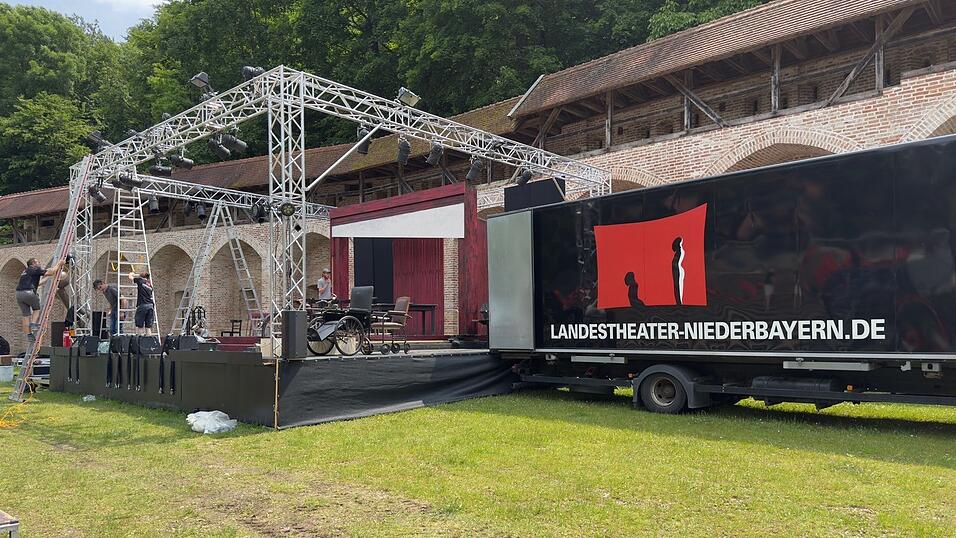 Die B&uuml;hne im Prantlgarten steht schon bereit.