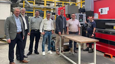Beim Werkstattrundgang (v.l.): Helmut Plenk, Wolfgang Geier, Manuel Troiber, Volker Kuppler, Dr. Olaf Heinrich, Andreas Kroner und Christian Schreiner