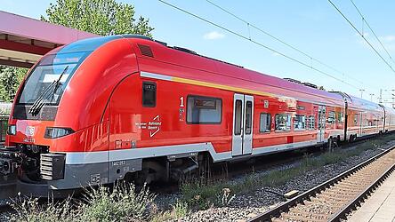 Die Regionalbahn RB 33 wird von Februar bis Juni 2026 nur zu den Hauptverkehrszeiten im Moosburger Bahnhof einfahren, ansonsten entfallen die Züge gänzlich. Die Zwischenhalte werden vom Flughafenexpress bedient.