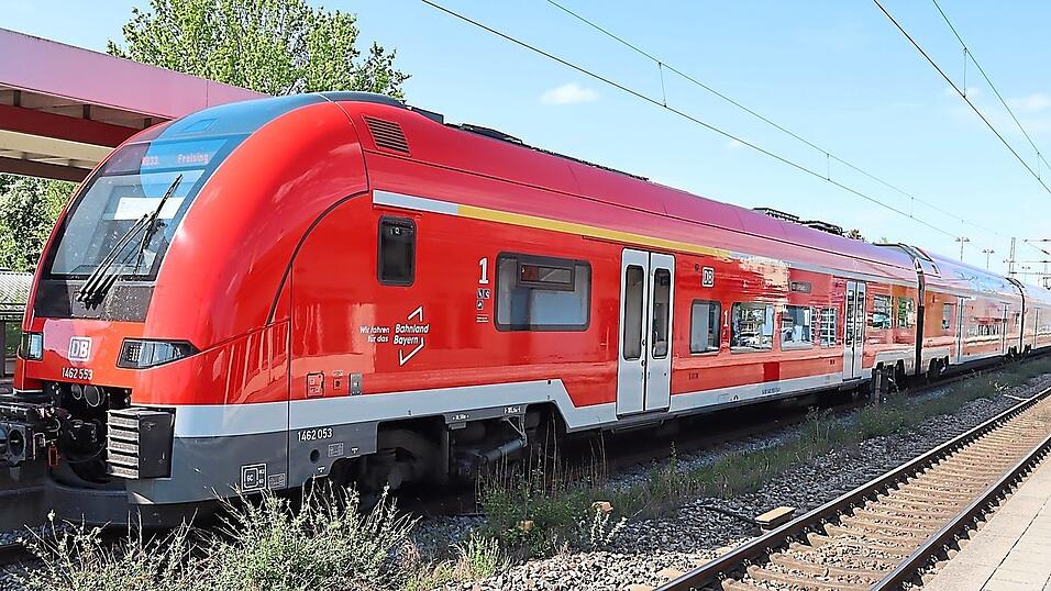 Die Regionalbahn RB 33 wird von Februar bis Juni 2026 nur zu den Hauptverkehrszeiten im Moosburger Bahnhof einfahren, ansonsten entfallen die Züge gänzlich. Die Zwischenhalte werden vom Flughafenexpress bedient. Die Regionalbahn RB 33 wird von Februar bis Juni 2026 nur zu den Hauptverkehrszeiten im Moosburger Bahnhof einfahren, ansonsten entfallen die Züge gänzlich. Die Zwischenhalte werden vom Flughafenexpress bedient.