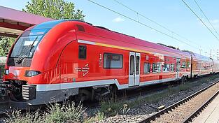 Die Regionalbahn RB 33 wird von Februar bis Juni 2026 nur zu den Hauptverkehrszeiten im Moosburger Bahnhof einfahren, ansonsten entfallen die Züge gänzlich. Die Zwischenhalte werden vom Flughafenexpress bedient.