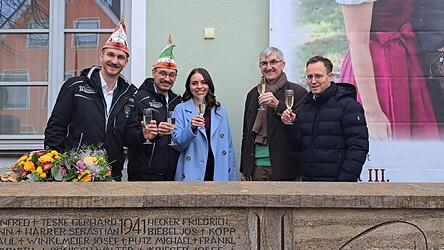 Präsident Bernhard Steimle, Seine Tollität Prinz Florian III. mit Seiner Lieblichkeit Prinzessin Johanna III., der Hörgertshausener Bürgermeister Michael Hobmaier sowie Pfeffenhausens Bürgermeister Florian Hölzl stießen auf eine erfolgreiche und unfallfreie Faschingssaison an.