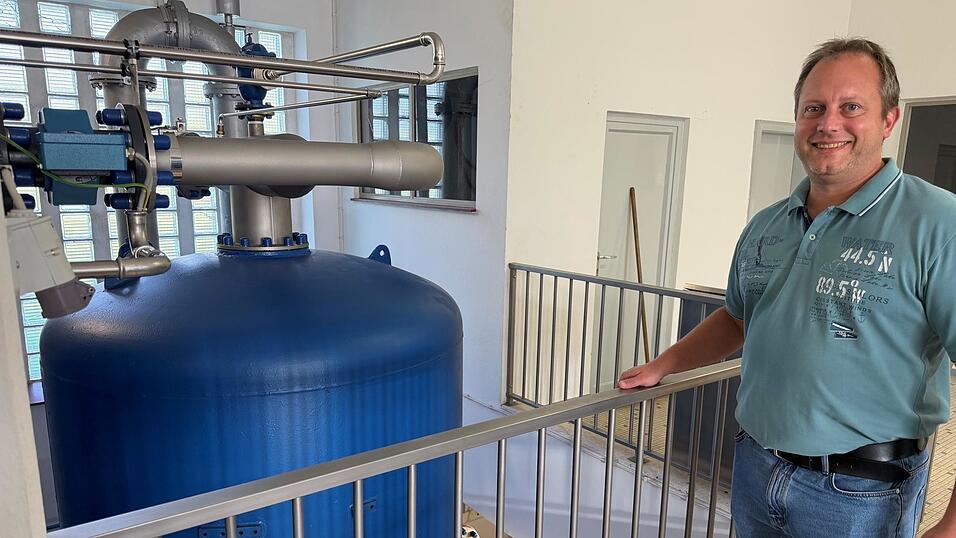 Verantwortlich für ein Wassernetz von über 220 Kilometern und über 4.000 Anschlüsse ist künftig Wassermeister Mathias Lehner. Verantwortlich für ein Wassernetz von über 220 Kilometern und über 4.000 Anschlüsse ist künftig Wassermeister Mathias Lehner.