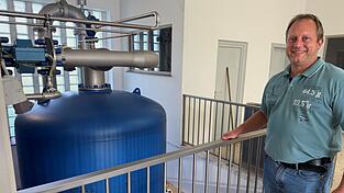 Verantwortlich für ein Wassernetz von über 220 Kilometern und über 4.000 Anschlüsse ist künftig Wassermeister Mathias Lehner. Verantwortlich für ein Wassernetz von über 220 Kilometern und über 4.000 Anschlüsse ist künftig Wassermeister Mathias Lehner.