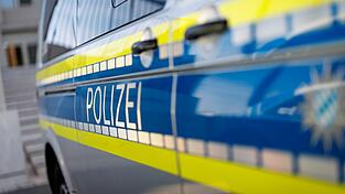 Die Polizei sperrt den Bereich ab. (Symbolbild)