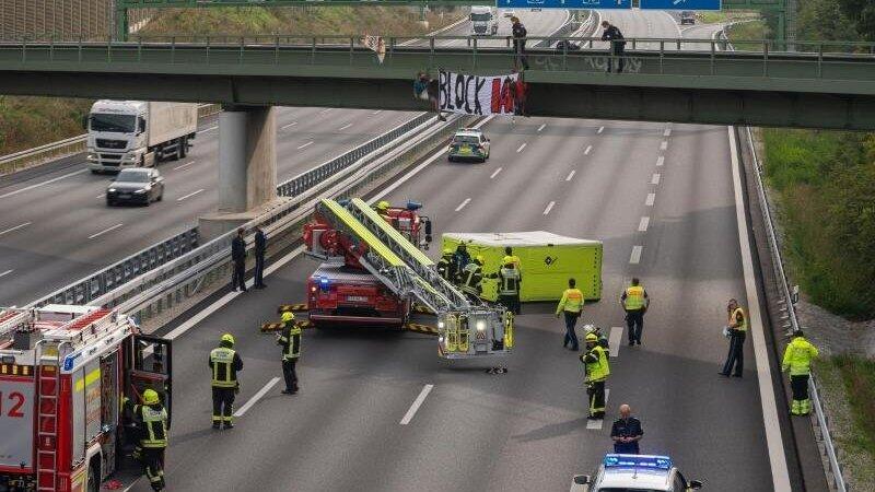Aktivisten nehmen an einer Banneraktion an einer Br&uuml;cke &uuml;ber der Autobahn A96 teil.