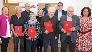 Es gratulierten SPD Unterbezirksvorsitzender Sebastian Koch (3. von rechts), OV-Vorsitzende Madlen Melzer (links) und MdL Ruth Müller (rechts) ehrten bei der Jubiläumsveranstaltung SPD-Mitglieder für ihre jahrzehntelange Treue. Es gratulierten SPD Unterbezirksvorsitzender Sebastian Koch (3. von rechts), OV-Vorsitzende Madlen Melzer (links) und MdL Ruth Müller (rechts) ehrten bei der Jubiläumsveranstaltung SPD-Mitglieder für ihre jahrzehntelange Treue.