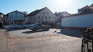 Das vorhandene Gebäude wurde rückgebaut. Bis die weiteren Planungen zum Areal fortschreiten, ist hier eine Parkfläche entstanden. Das vorhandene Gebäude wurde rückgebaut. Bis die weiteren Planungen zum Areal fortschreiten, ist hier eine Parkfläche entstanden.