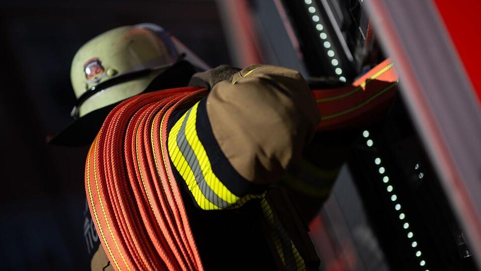 Feuerwehrleute l&ouml;schen den brennenden Stall. (Symbolbild)