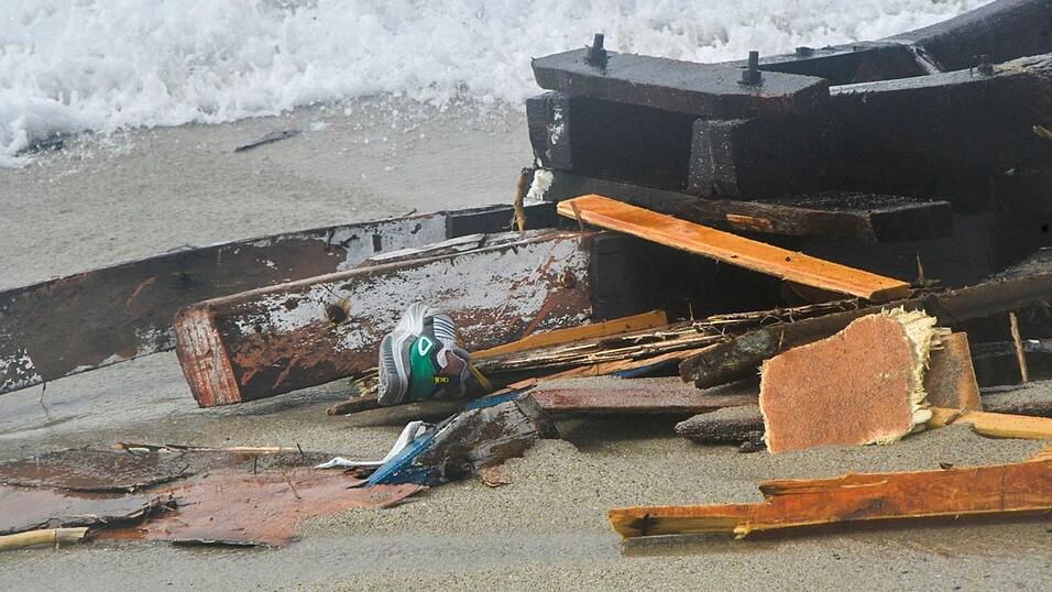 Das Wrack des gekenterten Bootes an eiem Strand bei Cutro. Bei dem Bootsunglück sind mehrere Menschen ums Leben gekommen. Das Wrack des gekenterten Bootes an eiem Strand bei Cutro. Bei dem Bootsunglück sind mehrere Menschen ums Leben gekommen.