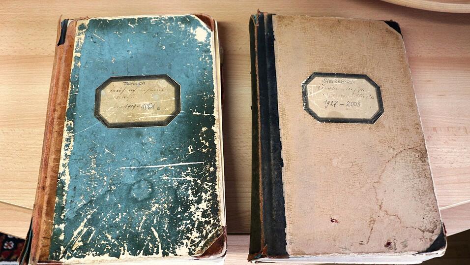 Das älteste Tauf- und das älteste Sterbebuch der Pfarrei Adlkofen. Pfarrmatrikel bieten oft wertvolle Hinweise für Recherchen in der Vergangenheit. Das älteste Tauf- und das älteste Sterbebuch der Pfarrei Adlkofen. Pfarrmatrikel bieten oft wertvolle Hinweise für Recherchen in der Vergangenheit.