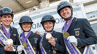 Raphael Netz (rechts) gewann mit der Dressur-Equipe des Deutschen Reiterbundes die Goldmedaille bei der WM in Aachen und ritt dabei von einer Bestleistung zur nächsten. Raphael Netz (rechts) gewann mit der Dressur-Equipe des Deutschen Reiterbundes die Goldmedaille bei der WM in Aachen und ritt dabei von einer Bestleistung zur nächsten.