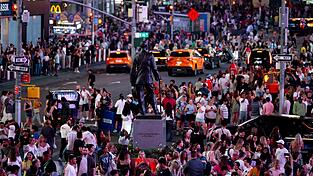 Im nächtlichen Treiben des Times Square wurden drei Menschen durch Schüsse verletzt. (Symbolbild)