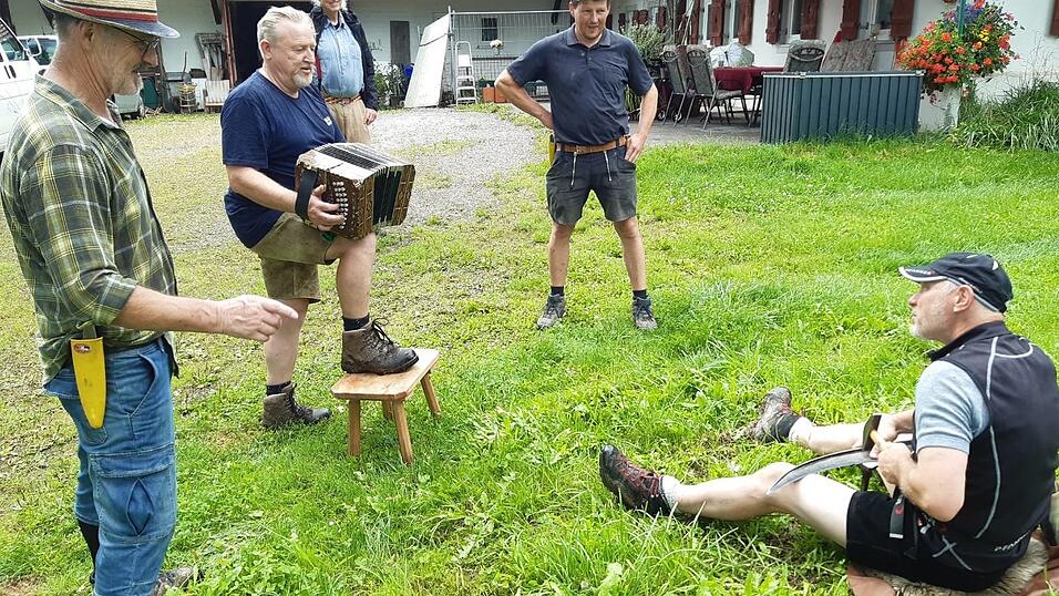 Impressionen vom Sensenmähen bei Fredl Fesl.