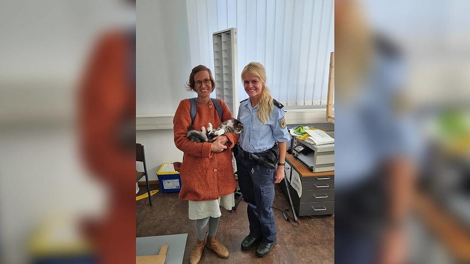 Katzenbesitzerin Alina Huber mit Rosie und Polizeikommissarin Elisabeth Sitka. Katzenbesitzerin Alina Huber mit Rosie und Polizeikommissarin Elisabeth Sitka.