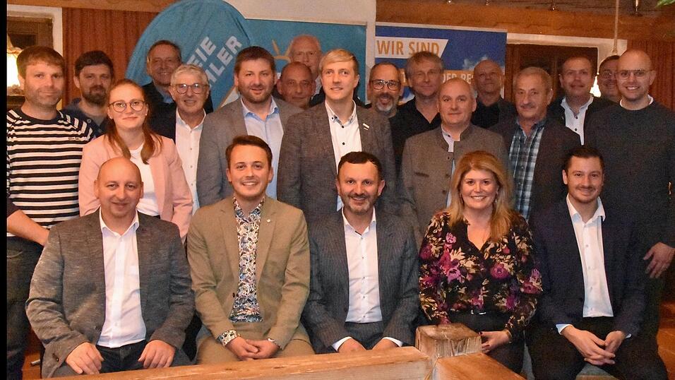Bürgermeister Markus Hofmann (vorne Mitte) mit den Kandidaten für die Stadtratswahl 2026 und dem Kreisvorsitzenden der Freien Wähler, Christian Schindler (vorne rechts). Bürgermeister Markus Hofmann (vorne Mitte) mit den Kandidaten für die Stadtratswahl 2026 und dem Kreisvorsitzenden der Freien Wähler, Christian Schindler (vorne rechts).