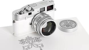 Die Kamera aus dem Besitz von Papst Franziskus brachte das 100-fache des Schätzpreises.