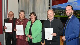 Ortsvorsitzender Wolfgang Kerscher, seine Frau Agathe Kerscher und Rainer Nikolaus Heinrich (2.v.r.) wurden von der SPD-Unterbezirksvorsitzenden Marianne Schieder (Mitte) und dem Kreisvorsitzenden Steve Brachwitz (r.) f&uuml;r ihre 50-j&auml;hrige Treue geehrt.