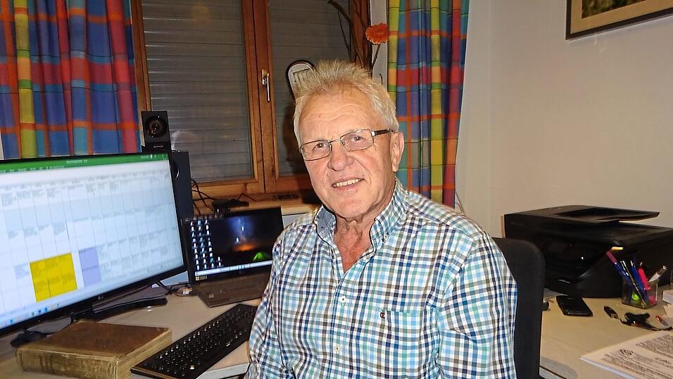 Georg Schindlbeck an seinem Arbeitsplatz. Georg Schindlbeck an seinem Arbeitsplatz.