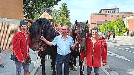 Tobias Klement (l.) und Bruder Manfred Klement freuten sich über den Kurzbesuch von Wirtschaftsminister Hubert Aiwanger, der mit den Hengsten 'Wick' und 'Xaverl' gleich mal auf Tuchfühlung ging.