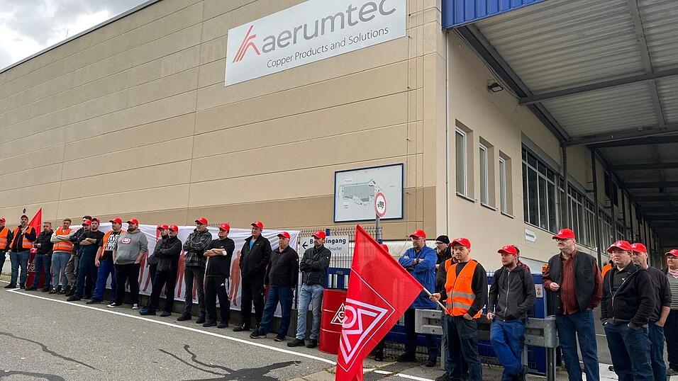 Über 70 Beschäftigte haben am Donnerstag die dritte Verhandlung bei Aerumtec in Bad Kötzting lautstark eingeleitet.