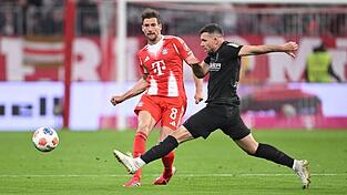 Leon Goretzka (l) in Aktion gegen Gladbach.