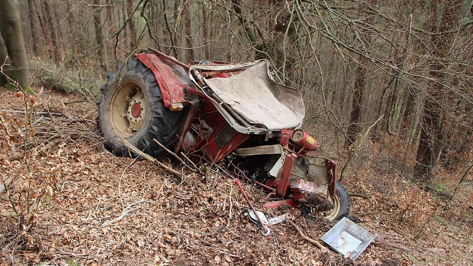 Der 45-jährige Fahrer eines Traktors kam bei Holzfällarbeiten ums Leben. Der 45-jährige Fahrer eines Traktors kam bei Holzfällarbeiten ums Leben.