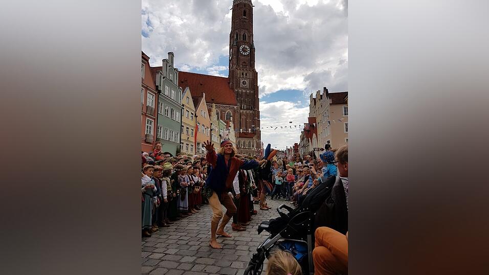 Hier vermischen sich Mittelalter und Moderne: Da flanieren Fürsten zwischen den Landshutern und ihren Gästen aus aller Welt, hört man an allen Ecken und Enden Trumetenklänge und kann man ins Gespräch mit Rittern und Gauklern kommen Hier vermischen sich Mittelalter und Moderne: Da flanieren Fürsten zwischen den Landshutern und ihren Gästen aus aller Welt, hört man an allen Ecken und Enden Trumetenklänge und kann man ins Gespräch mit Rittern und Gauklern kommen