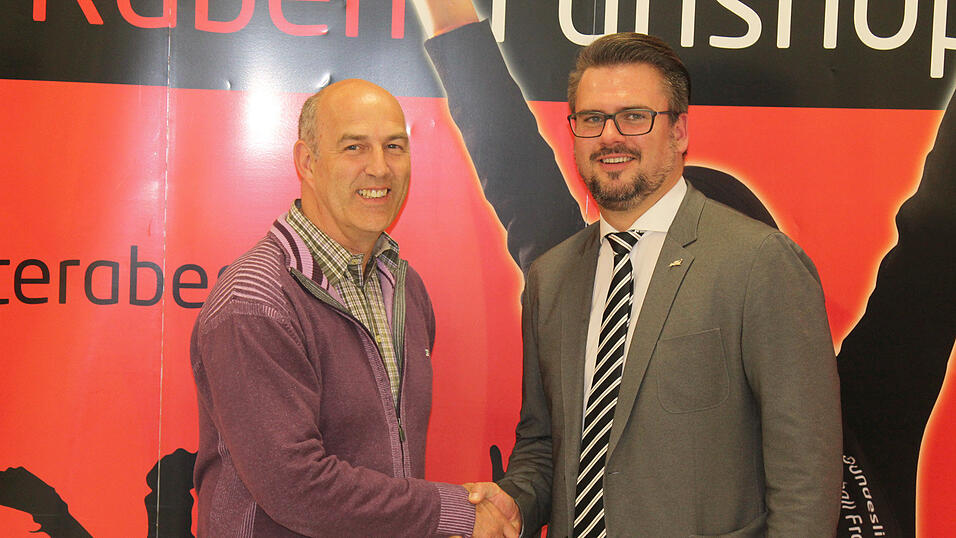 erfolgreiche neue Saison: Jan de Brandt (li.) und Raben-Gesch&auml;ftsf&uuml;hrer Andr&eacute; Wehnert. (Foto: pm)Freuen sich auf eine gute Zusammenarbeit und eine hoffentlich