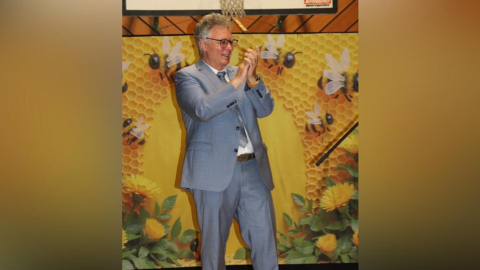 Schulleiter Michael Barcsay feierte mit der gesamten Schulfamilie und war sehr gerührt. Schulleiter Michael Barcsay feierte mit der gesamten Schulfamilie und war sehr gerührt.