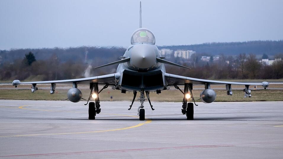 Kampfjets der Bundeswehr dürfen in Tieffluggebieten kurzzeitig auf knapp 80 Meter Höhe absinken. (Symbolbild) Kampfjets der Bundeswehr dürfen in Tieffluggebieten kurzzeitig auf knapp 80 Meter Höhe absinken. (Symbolbild)