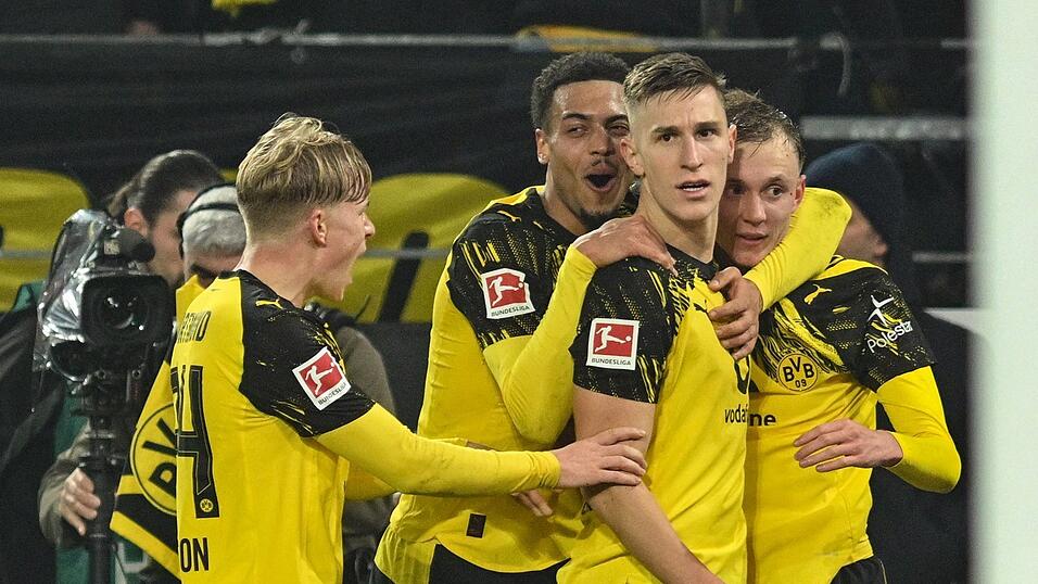 Nico Schlotterbeck (2.v.r.) genießt bei Trainer Niko Kovac hohes Ansehen. Nico Schlotterbeck (2.v.r.) genießt bei Trainer Niko Kovac hohes Ansehen.