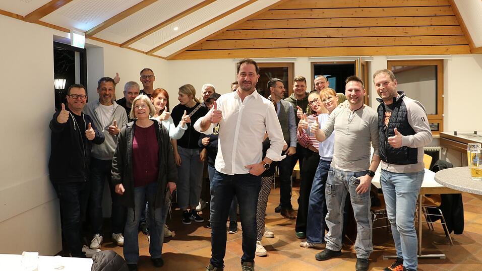 In der Sportgastst&auml;tte herrschte am Sonntagabend Feierstimmung: GDS-B&uuml;rgermeisterkandidat Wolfgang Vogel (Mitte) geht als deutlicher Favorit in die Stichwahl gegen J&uuml;rgen Sommer.