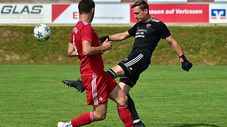 Der TSV Seebach mit Torh&uuml;ter Mathias Loibl (in schwarz) und Timo Sokol will auch im sechsten Spiel des Jahres 2026 daheim gegen den FC Tegernheim nach M&ouml;glichkeit die drei Punkte einfahren.
