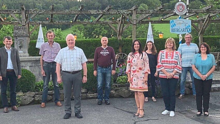 Bürgermeister Manfred Reiner (Zweiter von links) und der neu gewählte Vorsitzende Klaus Fuchs (Vierter von links) mit der restlichen Vorstandschaft des Obst- und Gartenbauvereins Haunkenzell. Bürgermeister Manfred Reiner (Zweiter von links) und der neu gewählte Vorsitzende Klaus Fuchs (Vierter von links) mit der restlichen Vorstandschaft des Obst- und Gartenbauvereins Haunkenzell.