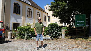Franz Ammer vor seinem Schloss. Franz Ammer vor seinem Schloss.