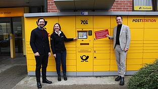 Am 15. Januar schließt die Postbank in der Waldschmidtstraße. Die Bank selbst gehört aber seit Jahren zur Deutschen Bank und hat mit der Deutschen Post nichts mehr gemein. 'Wir sind selbst von der Schließung betroffen, weil uns ein Partner verlorengeht', bedauert Margit Rieger (Bildmitte). Abhilfe soll die Poststation vor der Tür schaffen. Dort gibt es künftig alles, was der Postkunde braucht, versichert das Unternehmen. Mit im Bild: Markus Ehm und Julian Preidl (rechts). Am 15. Januar schließt die Postbank in der Waldschmidtstraße. Die Bank selbst gehört aber seit Jahren zur Deutschen Bank und hat mit der Deutschen Post nichts mehr gemein. 'Wir sind selbst von der Schließung betroffen, weil uns ein Partner verlorengeht', bedauert Margit Rieger (Bildmitte). Abhilfe soll die Poststation vor der Tür schaffen. Dort gibt es künftig alles, was der Postkunde braucht, versichert das Unternehmen. Mit im Bild: Markus Ehm und Julian Preidl (rechts).