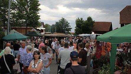 Den ganzen Tag über herrscht großer Andrang auf dem Rawuckerlmarkt. Den ganzen Tag über herrscht großer Andrang auf dem Rawuckerlmarkt.