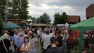 Den ganzen Tag über herrscht großer Andrang auf dem Rawuckerlmarkt. Den ganzen Tag über herrscht großer Andrang auf dem Rawuckerlmarkt.
