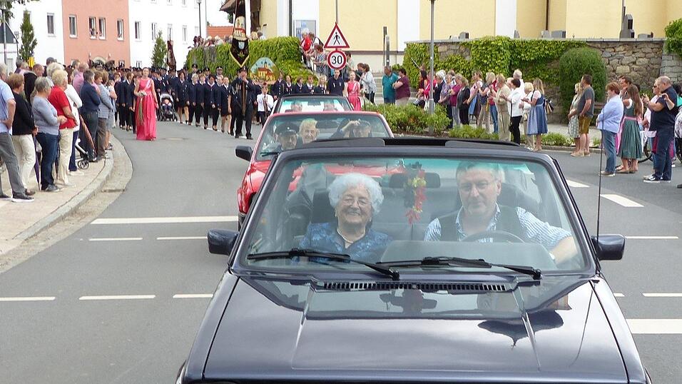 Die FFW-Ehrenfestm&uuml;tter Maria Schmidbauer und Maria Schichtl wurden in Cabrios chauffiert.