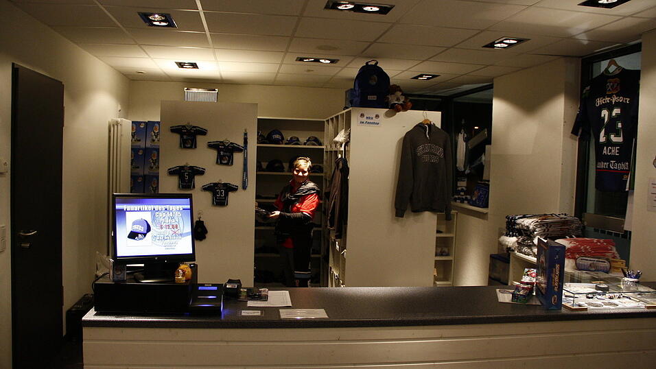 Der Fanshop im Eisstadion am Pulverturm bietet zum Beispiel Team-Schals an.