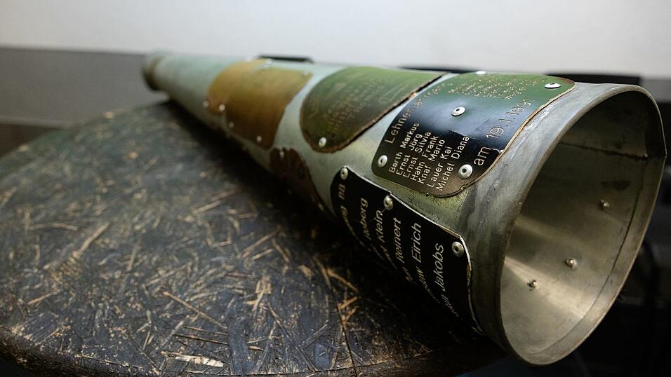 Beim Ausrufen hilft ein zweiter junger Erwachsener beim Halten. Beim Ausrufen hilft ein zweiter junger Erwachsener beim Halten.