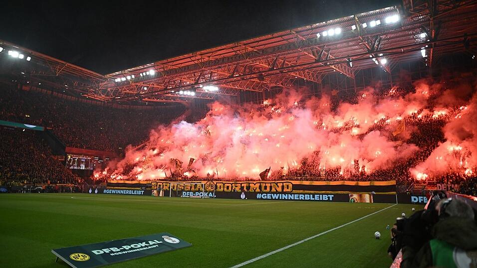 Borussia Dortmund legte im Pokal-Duell gegen Werder Bremen los wie die Feuerwehr und führte schnell mit 2:0. Borussia Dortmund legte im Pokal-Duell gegen Werder Bremen los wie die Feuerwehr und führte schnell mit 2:0.