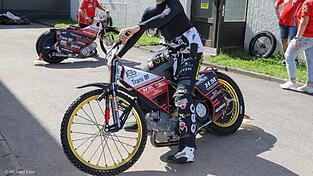 Publikumsliebling&nbsp;Paco Castagna pr&auml;sentiert sich im Fahrerlager gerne ganz cool mit Sonnenbrille.