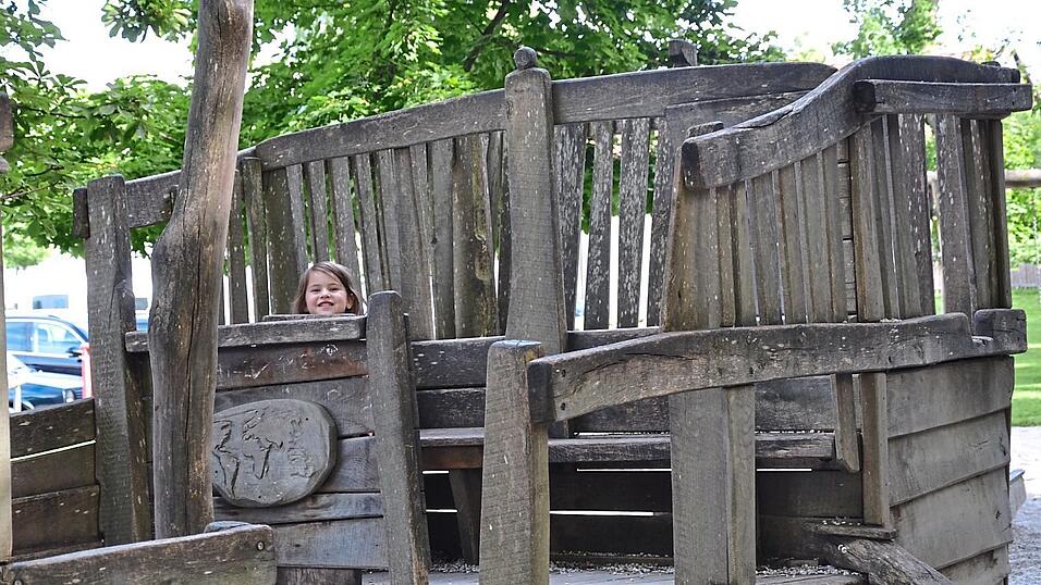 Am Steuer des Piratenschiffs fühlt sich Kapitänin Theresa sichtlich wohl. Am Steuer des Piratenschiffs fühlt sich Kapitänin Theresa sichtlich wohl.